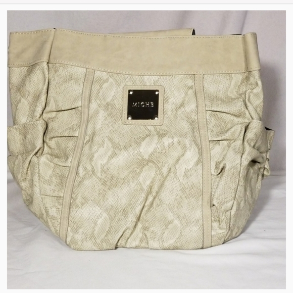 Miche Demi Covers Beverly - Picture 1 of 3